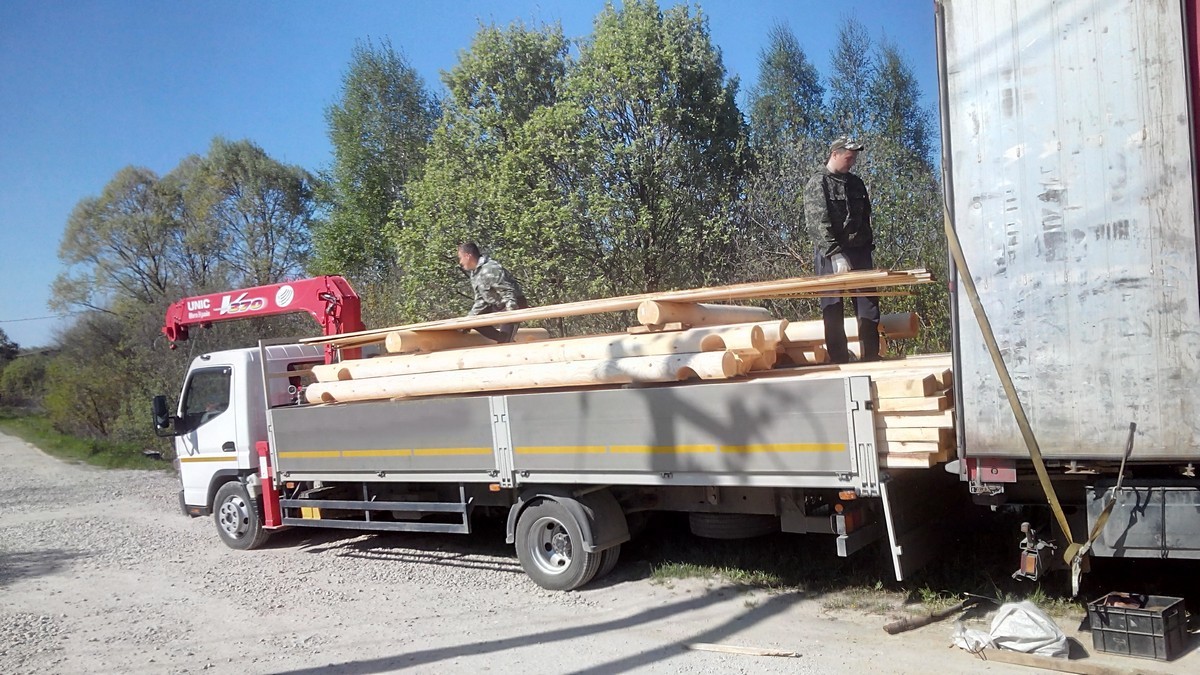 Манипулятор перевозка деревянных стройматериалов